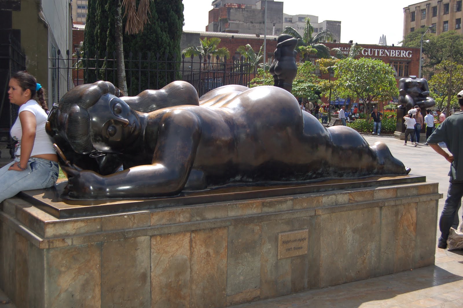 Female bronze statue by Colombian artis Botero