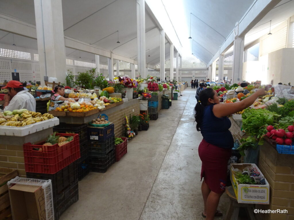 pic of mercado showing fruits and vegetables