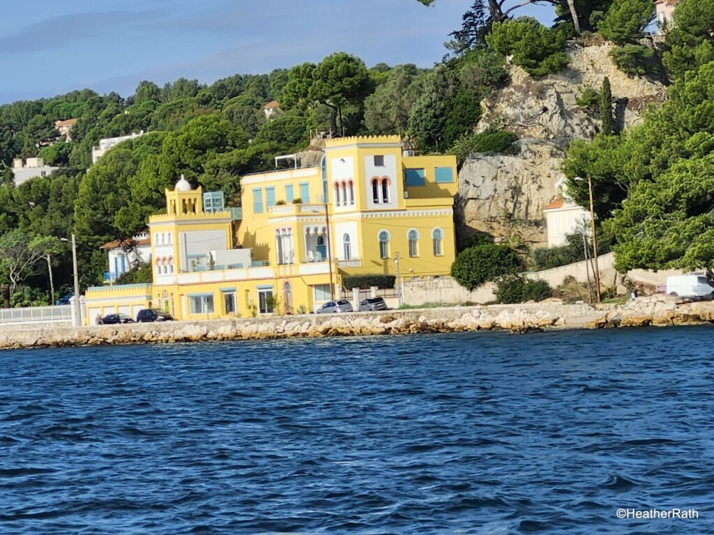 Photo of a luxury apartment near the port of Les Sablettes