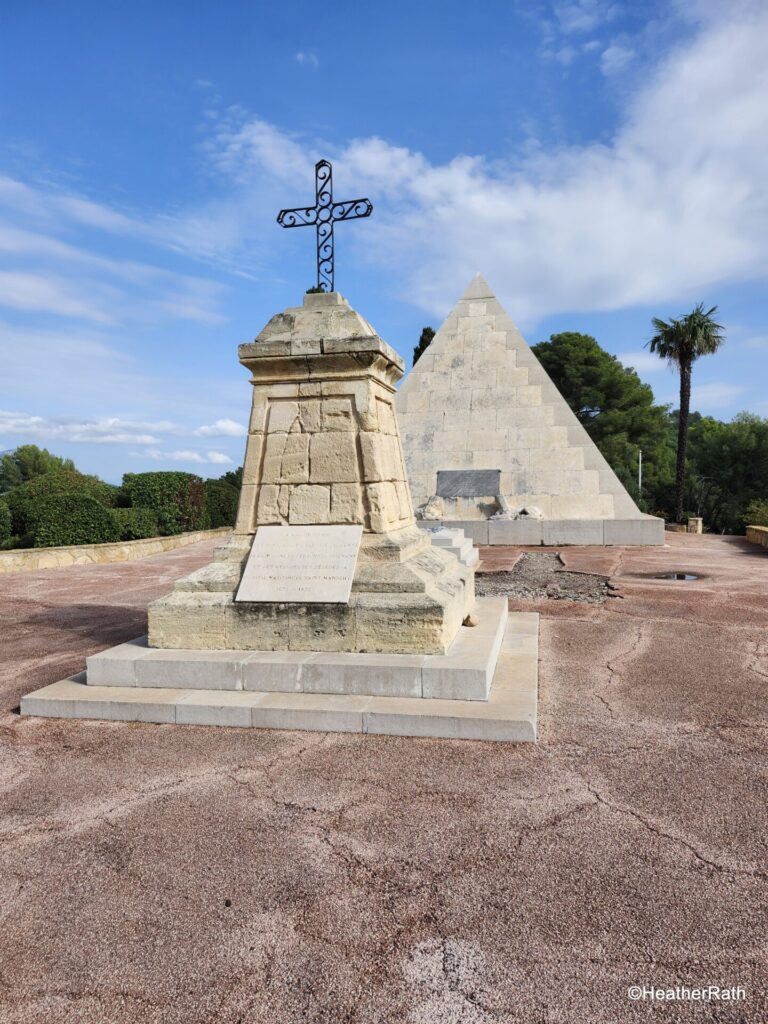 The monument is dedicated to marine officers who died at the local Maritime hospital from 1670-1935. The Franco-Italian pyramid is in the background.