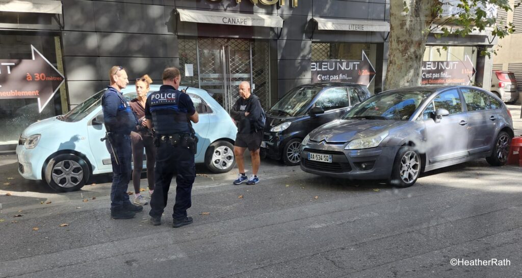 scene of a minor auto accident with participants and police