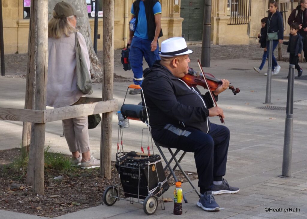 violinist entertains at the Cours Mirabeau market