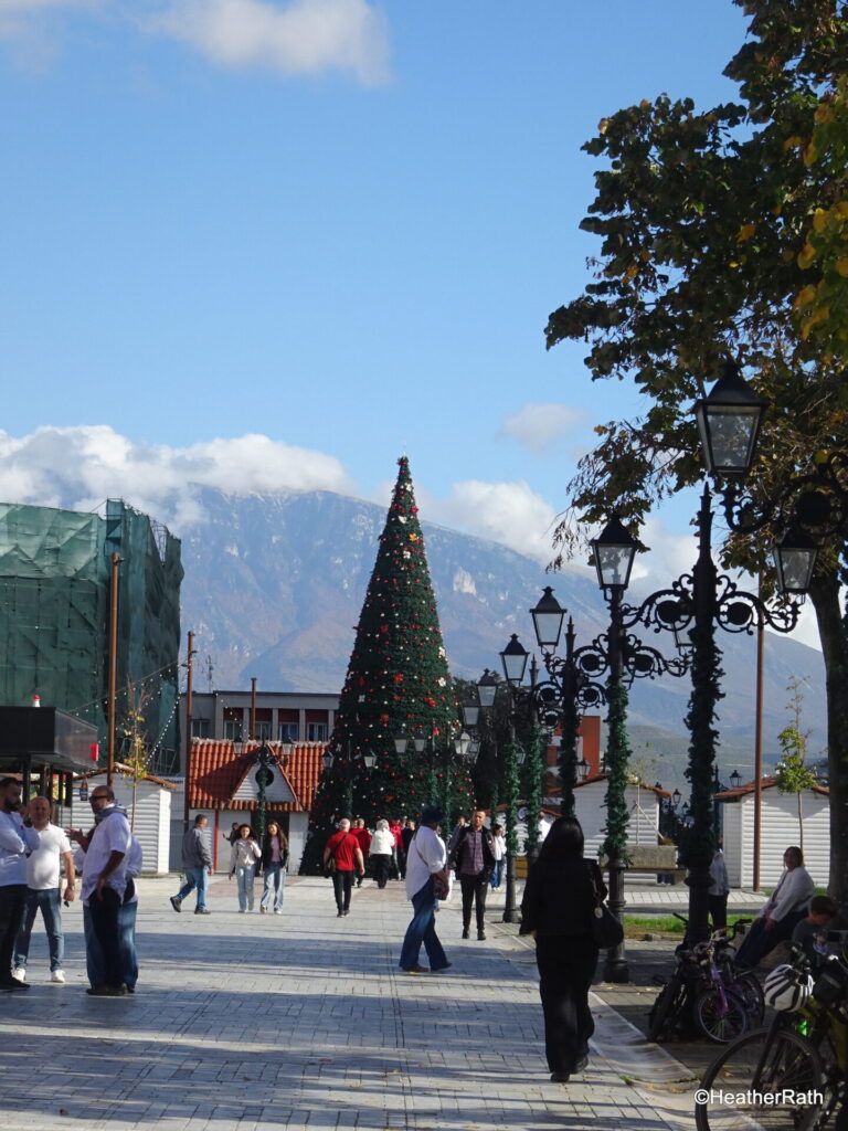 pic of a Christmas tree along the Bulevardi Republika